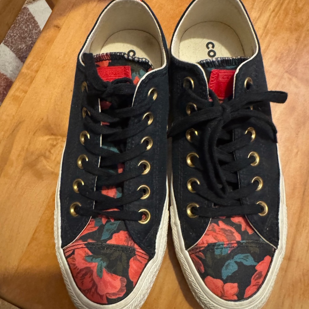 Converse black and red flowers size 7